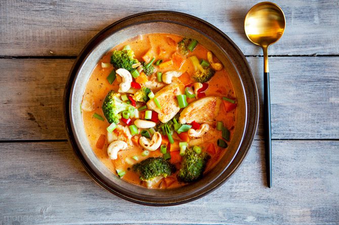 Tomaten-Cashew-Curry met kip, broccoli en rijst