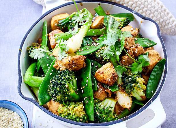Pan gerecht met kip, peulen en broccoli