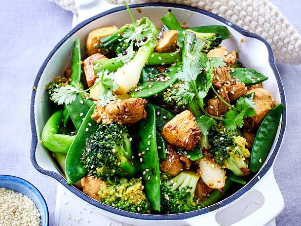 Pan gerecht met kip, peulen en broccoli