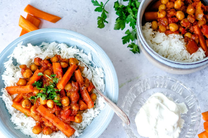 Kikkererwtencurry met wortelen, rijst en yoghurt