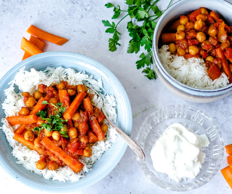 Kikkererwtencurry met wortelen, rijst en yoghurt